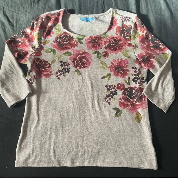 4/$20 | Penmans Soft Gray Sweater with 3/4 Sleeves and rose print - Picture 1 of 6